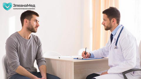 Доктор беседует с пациентом и делает записи